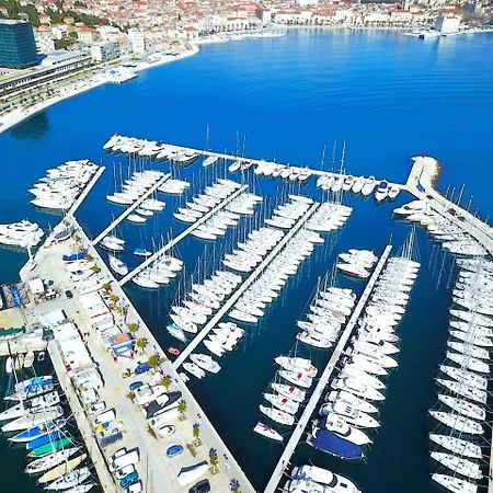 Gaius Aurelius Valerius In Centre Lägenhetshotell Split